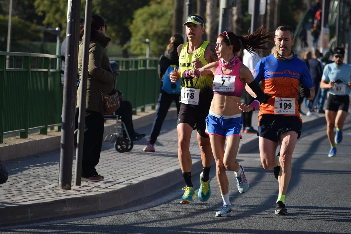 Marta Belmonte, la ganadora femenina, controlando el crono