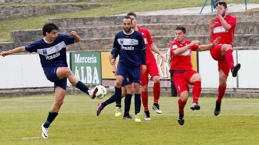 Cárcaba dispara a portería en el partido ante el Praviano en Miramar.