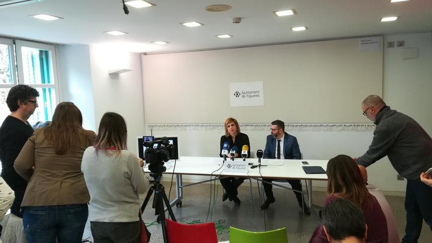 Marta Felip i Xavi Pascual, abans de firmar el conveni.