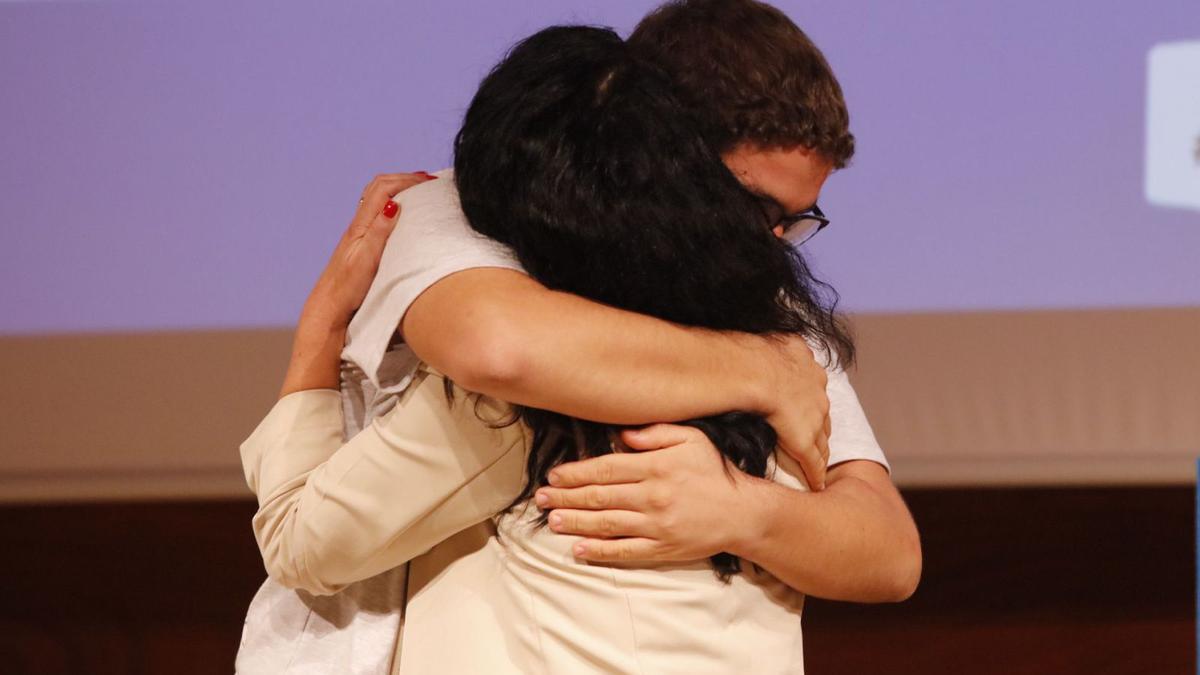 Pablo Valenzuela subió al escenario para abrazar a Lola Penín, presidenta de Apies. 