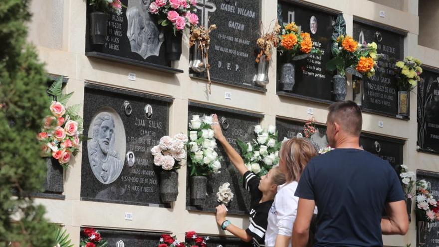 Personas visitan el cementerio de San Clemente de Lorca.