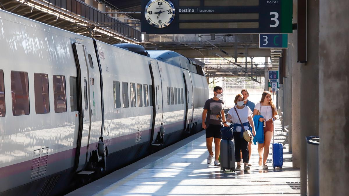 Viajeros salen del tren en la Estación de Córdoba.