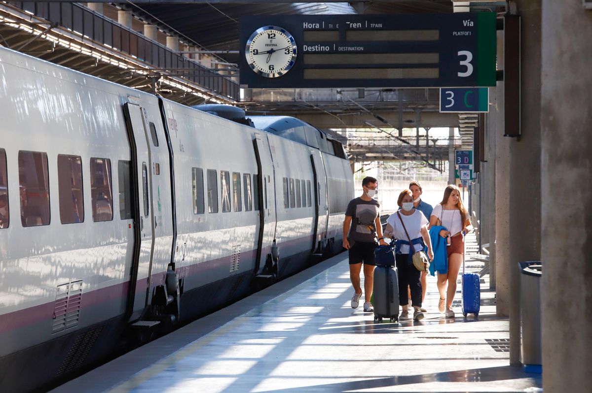 Viajeros salen del tren en la Estación de Córdoba.