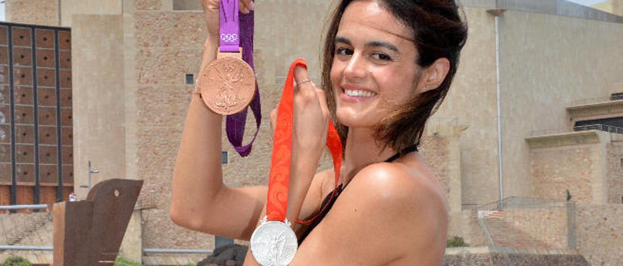Thaïs Henríquez, con las medallas obtenidas en Pekín 2008 y Londres 2012.