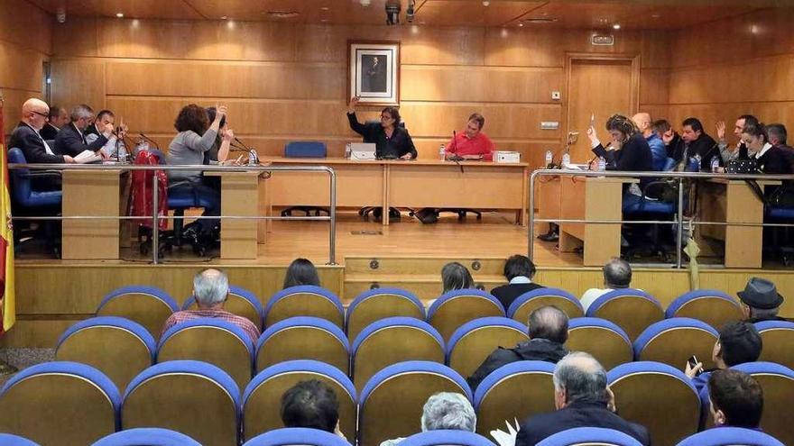 Votación de la comisión sobre el lindano, ayer, en el pleno de Porriño. // A. Hernández