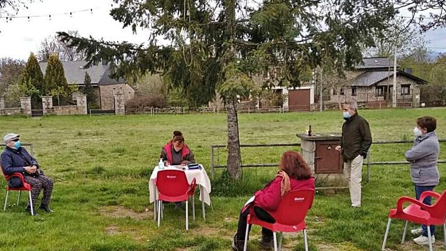 Lectura de libros en el pueblo de Robleda. | A. S. 