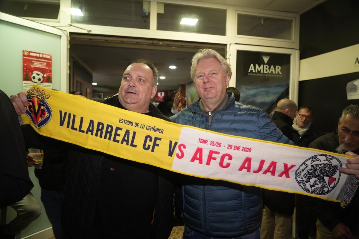 Hermandad entre aficiones en el Villarreal-Ajax.