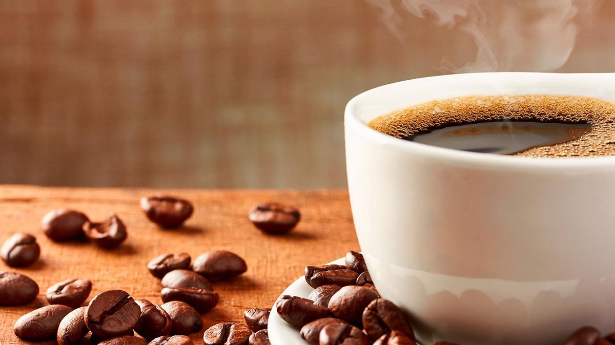 Dejar de meter tazas de café en el lavaplatos: el gesto que cada vez copia más gente (y se ahorra un dineral)