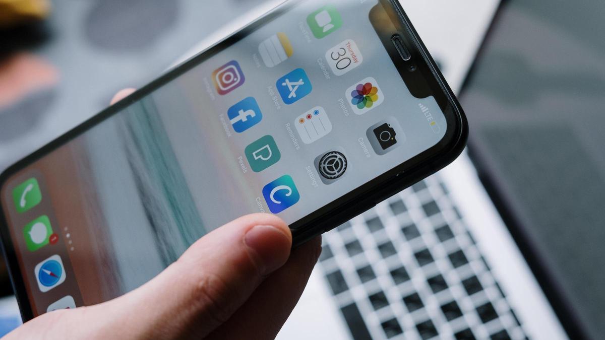La estafa del hijo en apuros suele realizarse a través de mensajes de WhatsApp.