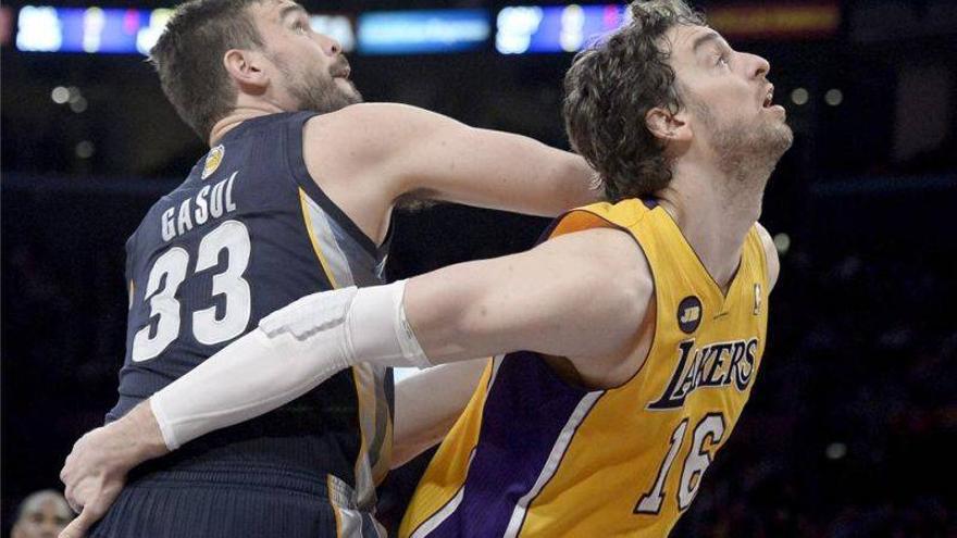 Los Lakers sudan tinta para tumbar a Memphis y consolidar octava plaza