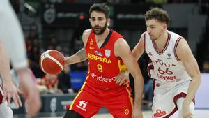 Ricky Rubio, en una jugada de ataque de España ante Letonia en el Pabellón Príncipe Felipe de Zaragoza.