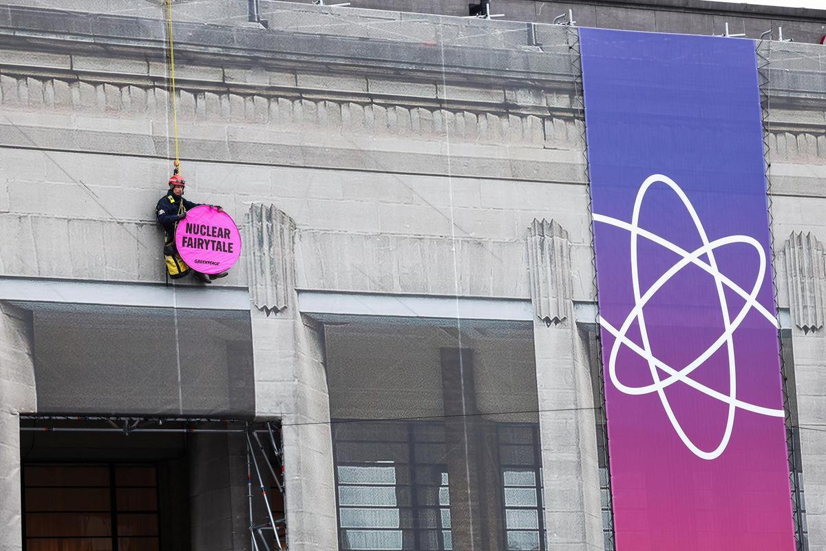 Greenpeace protesta ante la Cumbre de la Energía Nuclear en Bruselas