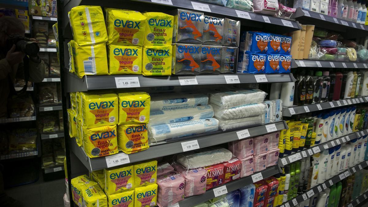 Productos de higiene íntima femenina en un supermercado.
