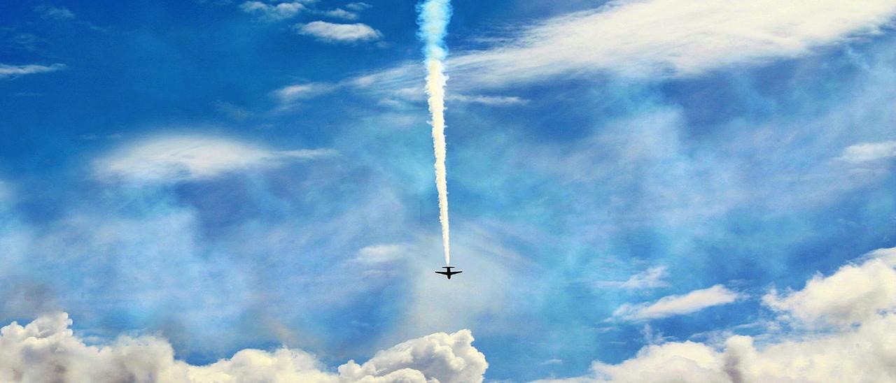 Un avión deja su rastro en el cielo. | LP/DLP