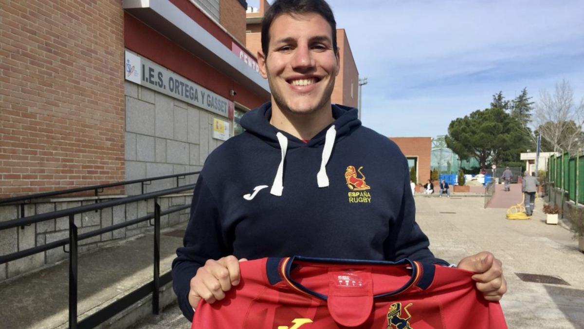 Álvar Gimeno posa orgulloso con la camiseta de la selección española de rugby.