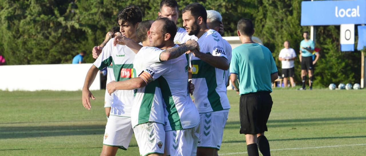 Los jugadores del Elche celebran el gol de Nino al Torrellano en el debut de pretemporada.