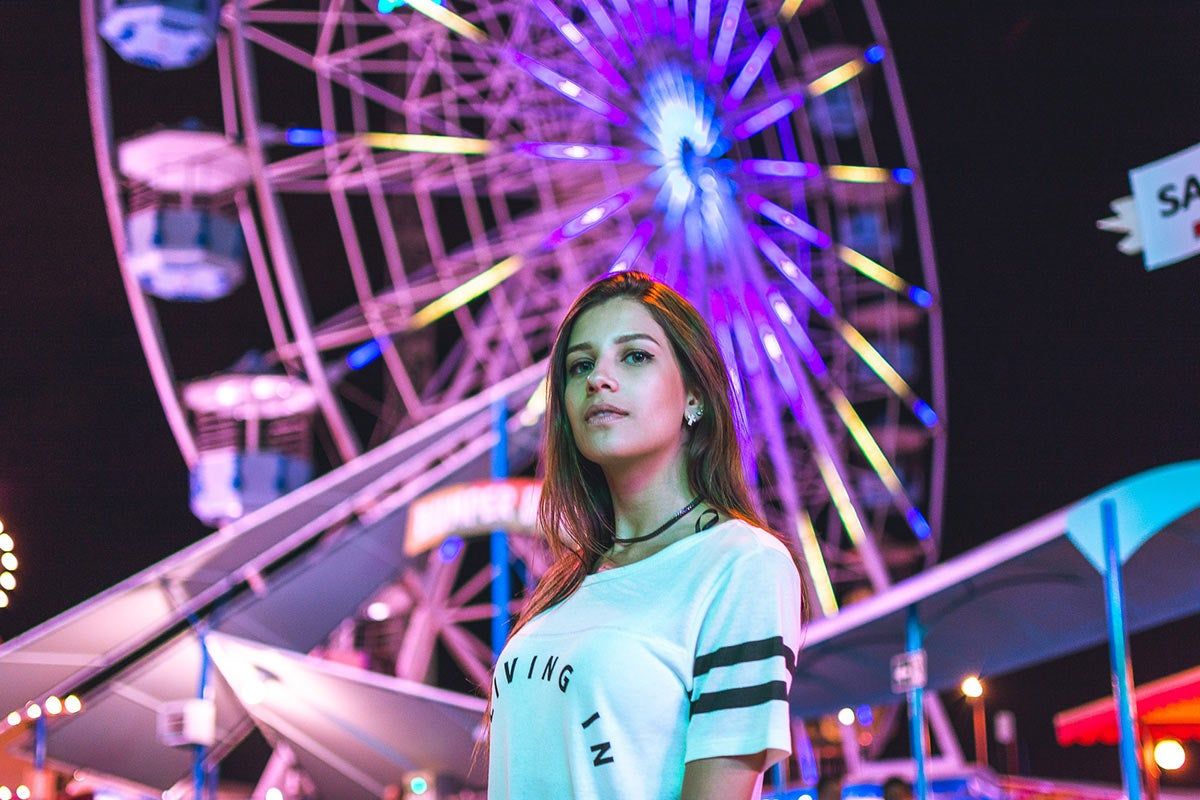 Chica en festival de música
