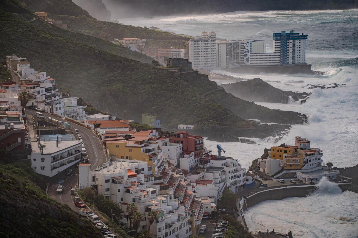Fuerte oleaje en la costa de Tacoronte