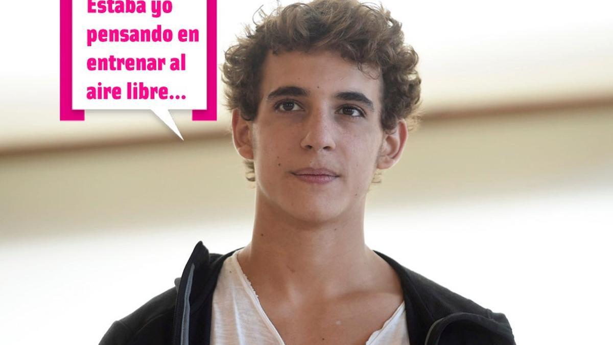Miguel Herrán sube una foto desnudo a Instagram mientras entrena en la piscina