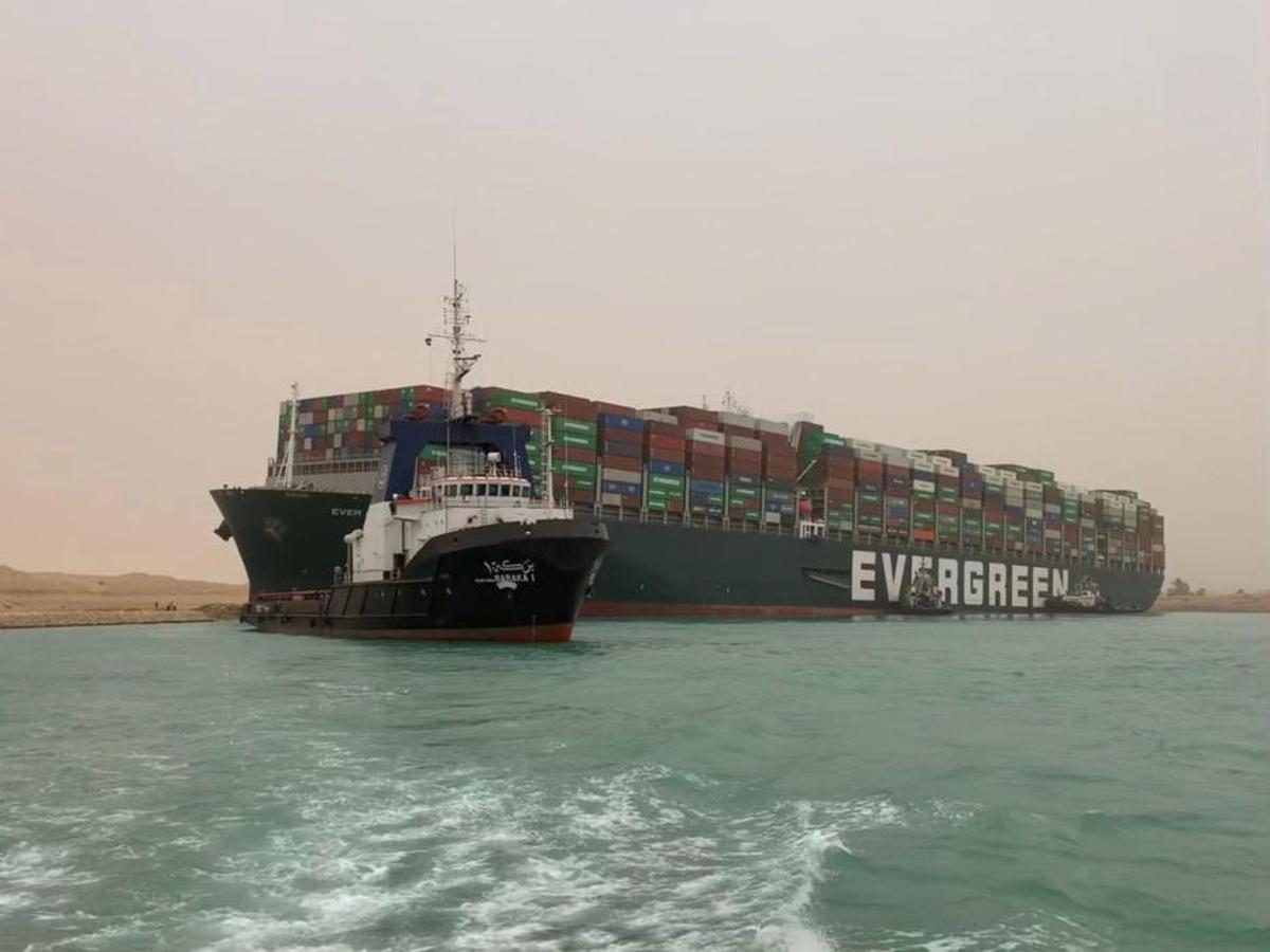 Un vaixell provoca un embús marítim al Canal de Suez