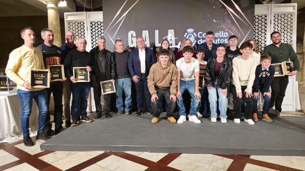 Autoridades e galardoados na Gala do Deporte de Outes.