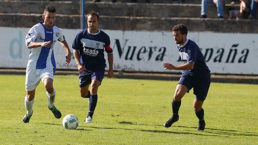 Guaya y Álvaro Pozo presionan a un jugador del Lugones. ricardo solís