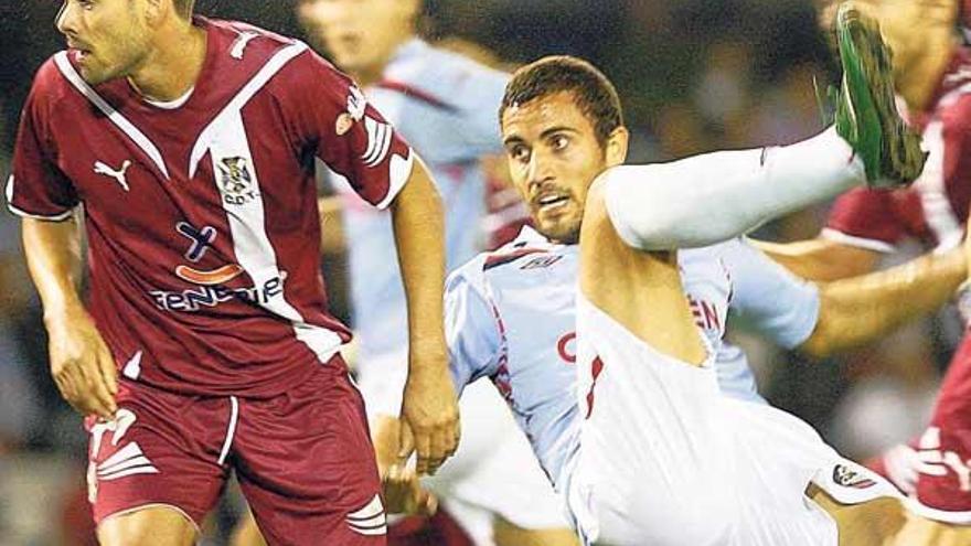 Arthuro trata de conectar un remate en el área durante el último partido del Celta en Balaídos, ante el Castellón