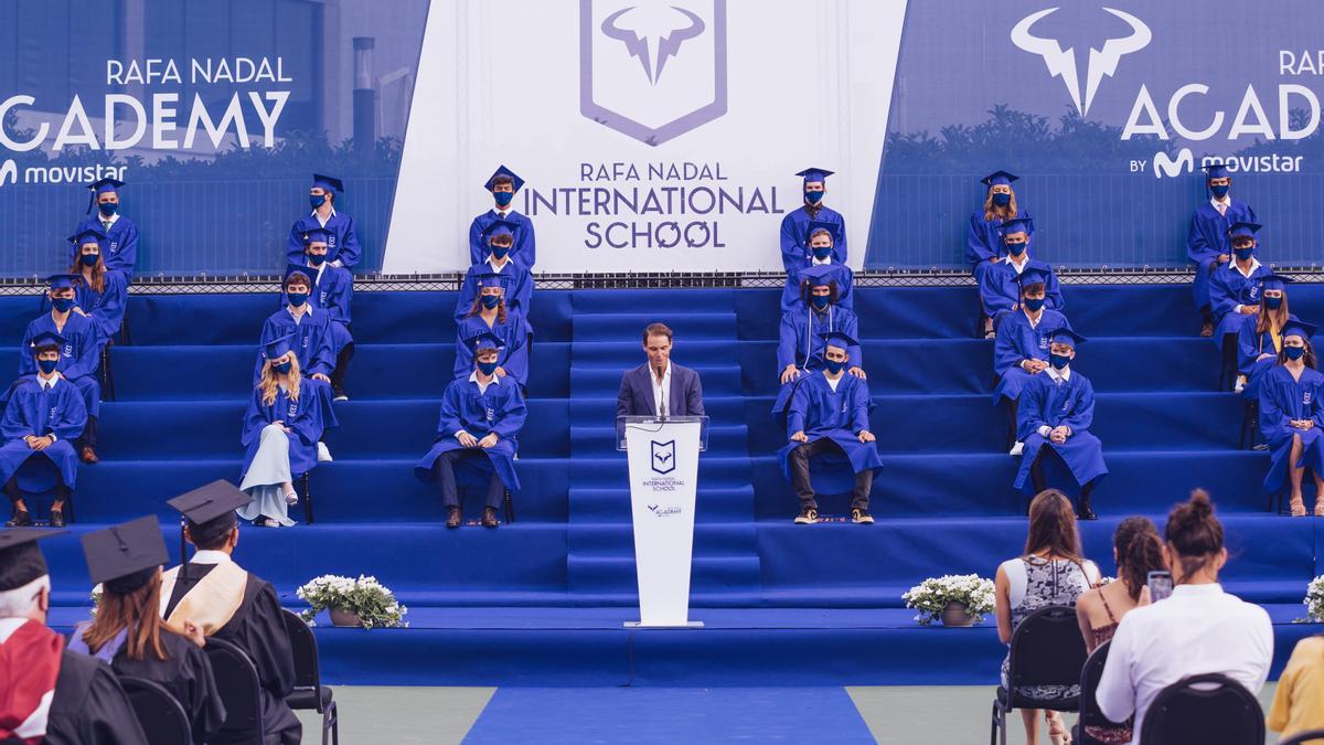 Rafa Nadal da un discurso en la graduación de la Rafa Nadal Academy 2021