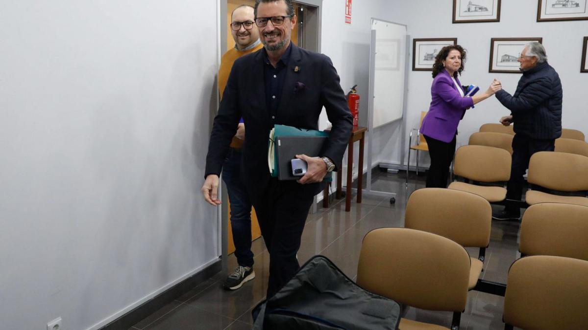 Eloy Alonso, acompañado de Marco Fernández, entrando al pleno. Al fondo, Marían Carbajal. | RICARDO SOLÍS