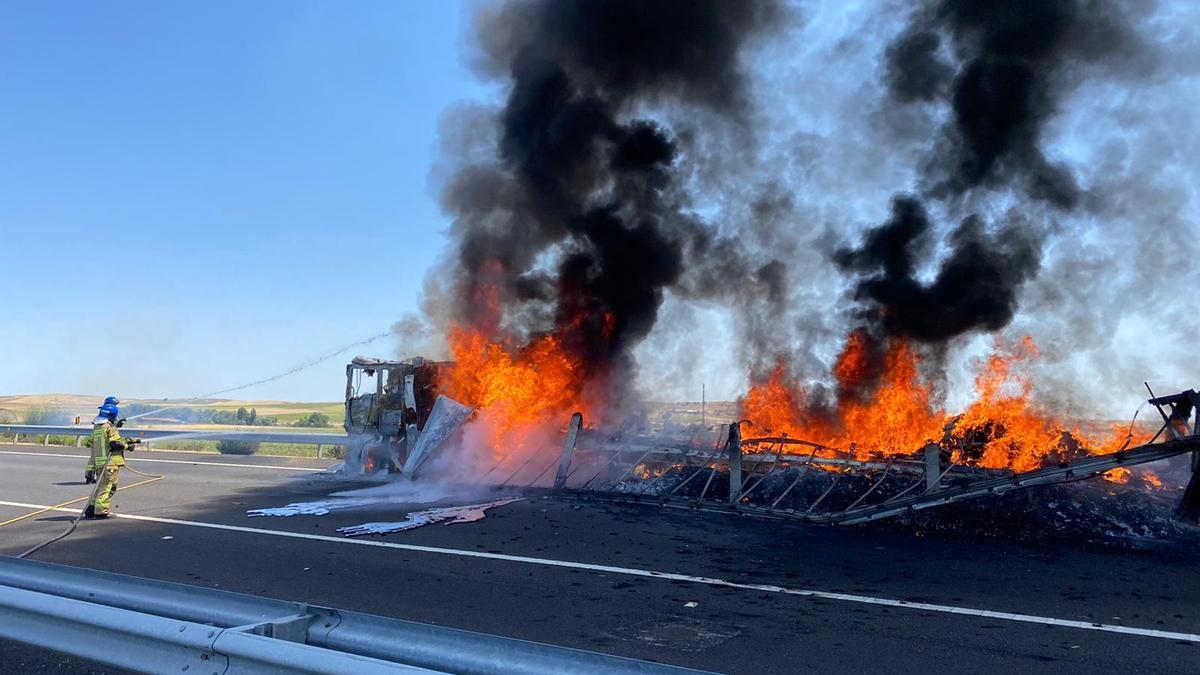 Los bomberos apagan el fuego del camión