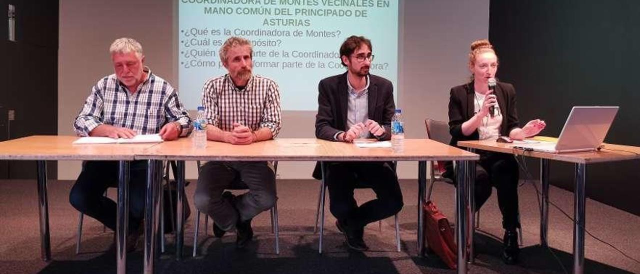 Fernando Marrón, Xuan Valladares, Javier Pérez y Conchi Pérez, durante la charla de ayer en la Casa de Cultura de Arriondas.