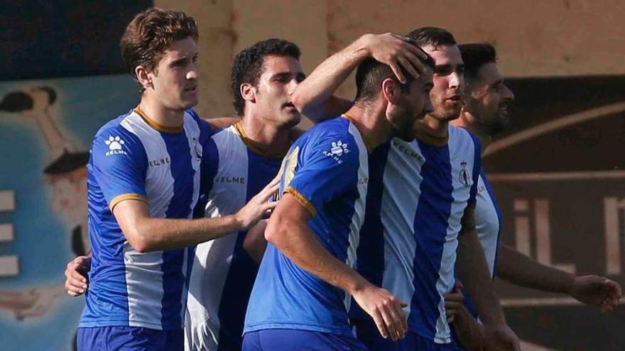 Los jugadores del Avilés celebran un gol ante el Praviano.