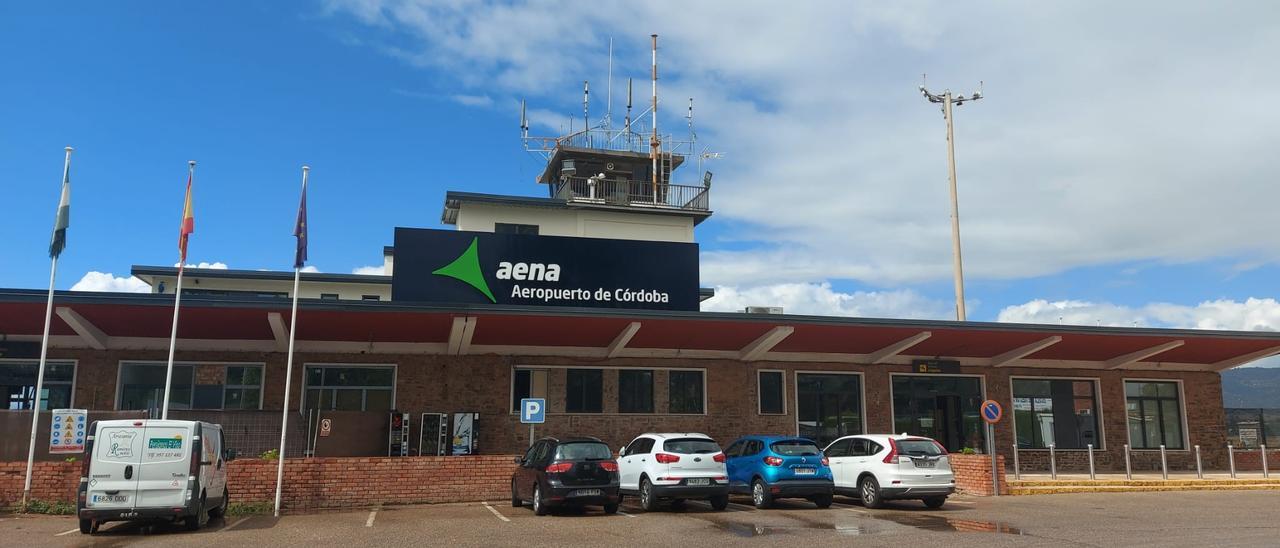 Fachada con el nuevo letrero en el lado tierra.