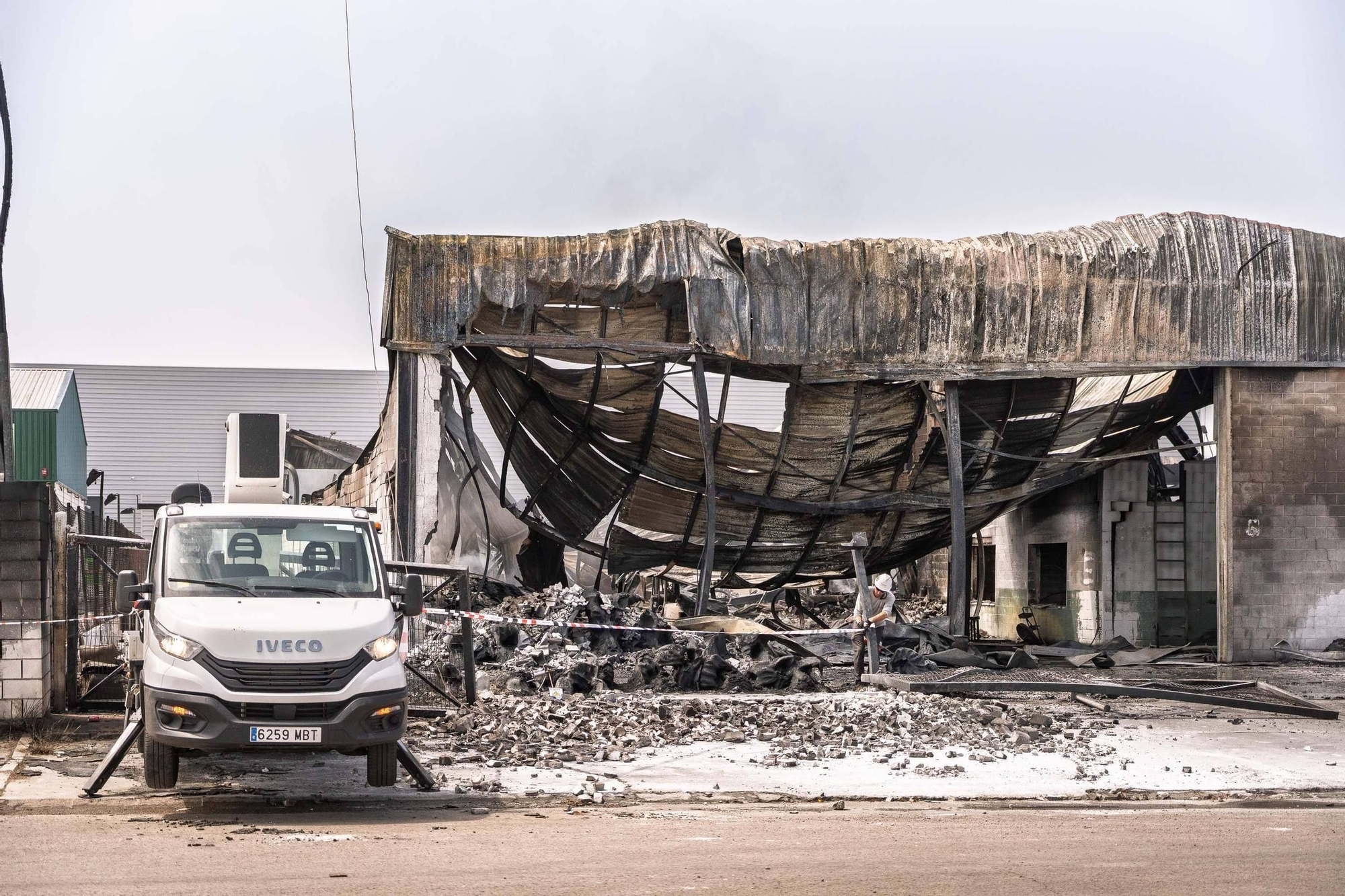 Fotogalería | Así han quedado las naves quemadas en Mérida