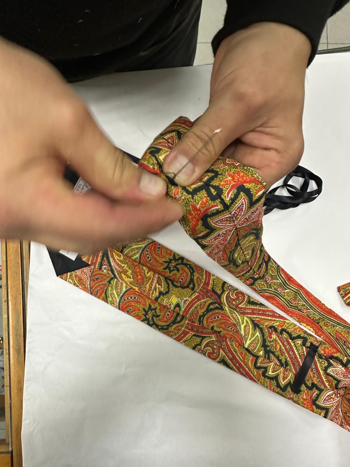 Juan Sánchez confeccionando los productos de su marca.