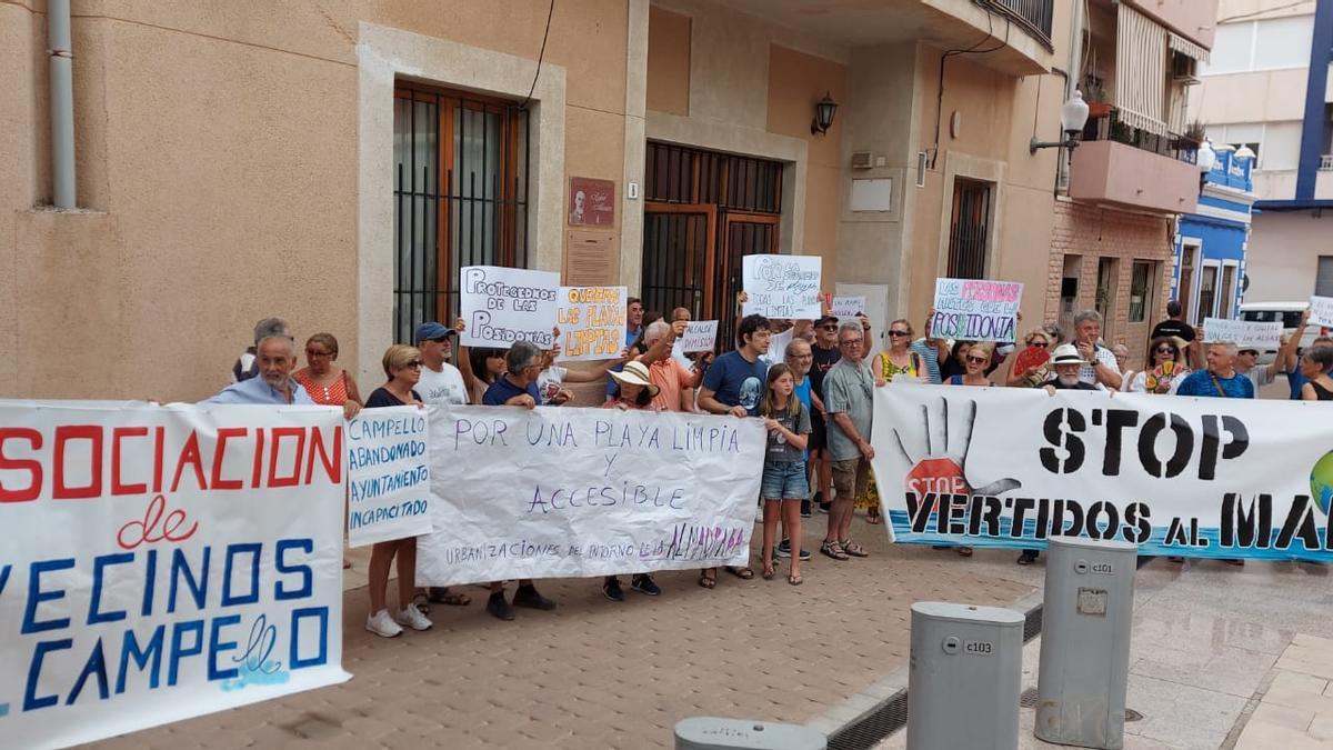 Protesta de los vecinos por las algas de l&#039;Almadrava