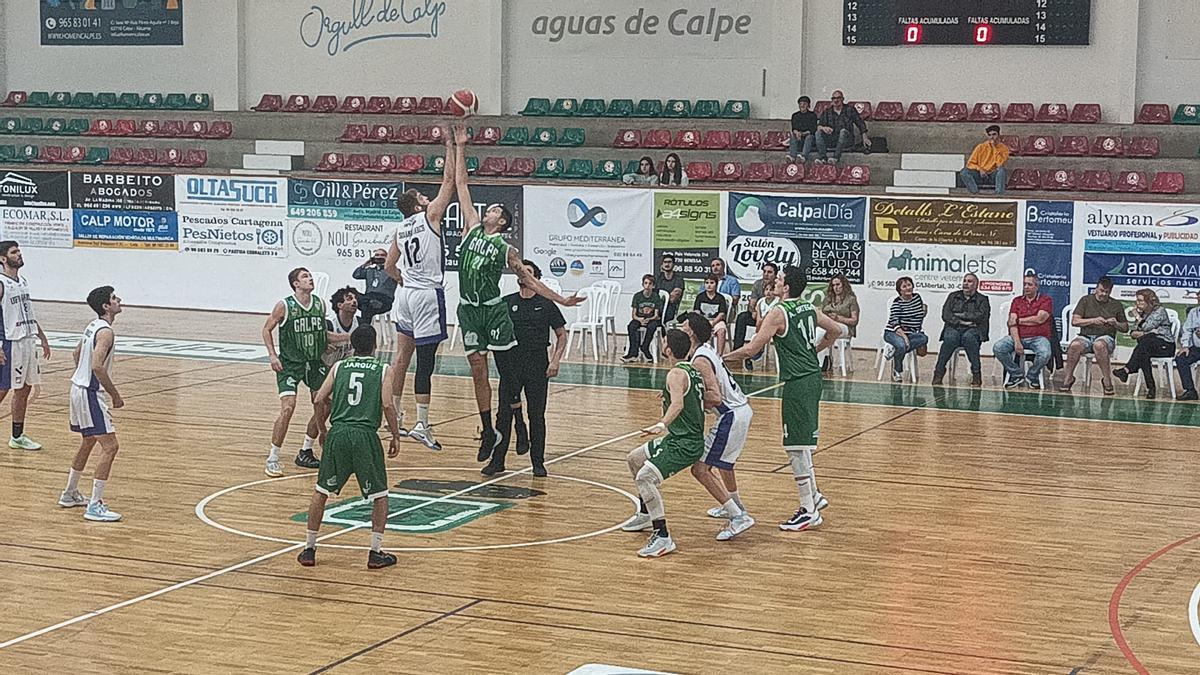 Imagen del salto inicial en el partido Ifac Calp-Proinbeni UpB Gandia del pasado domingo