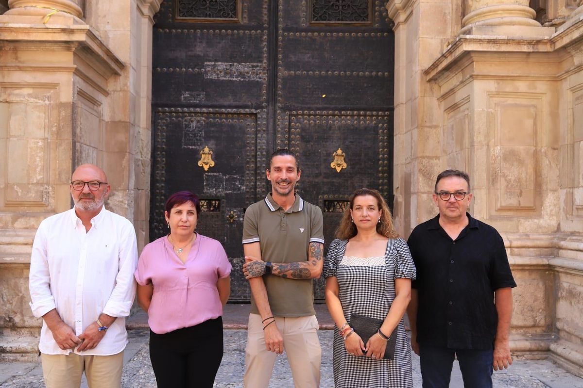 Miembros de la directiva de la Unió de Festers del Camp d'Elx que han anunciado que la Ufece tendrá su propia ofrenda, según han acordado con el alcalde