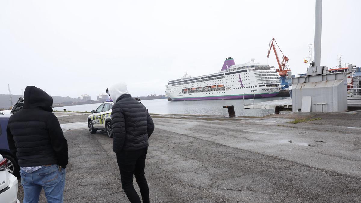El crucero del norovirus atraca en Gijón y Sanidad Exterior autoriza el desembarque