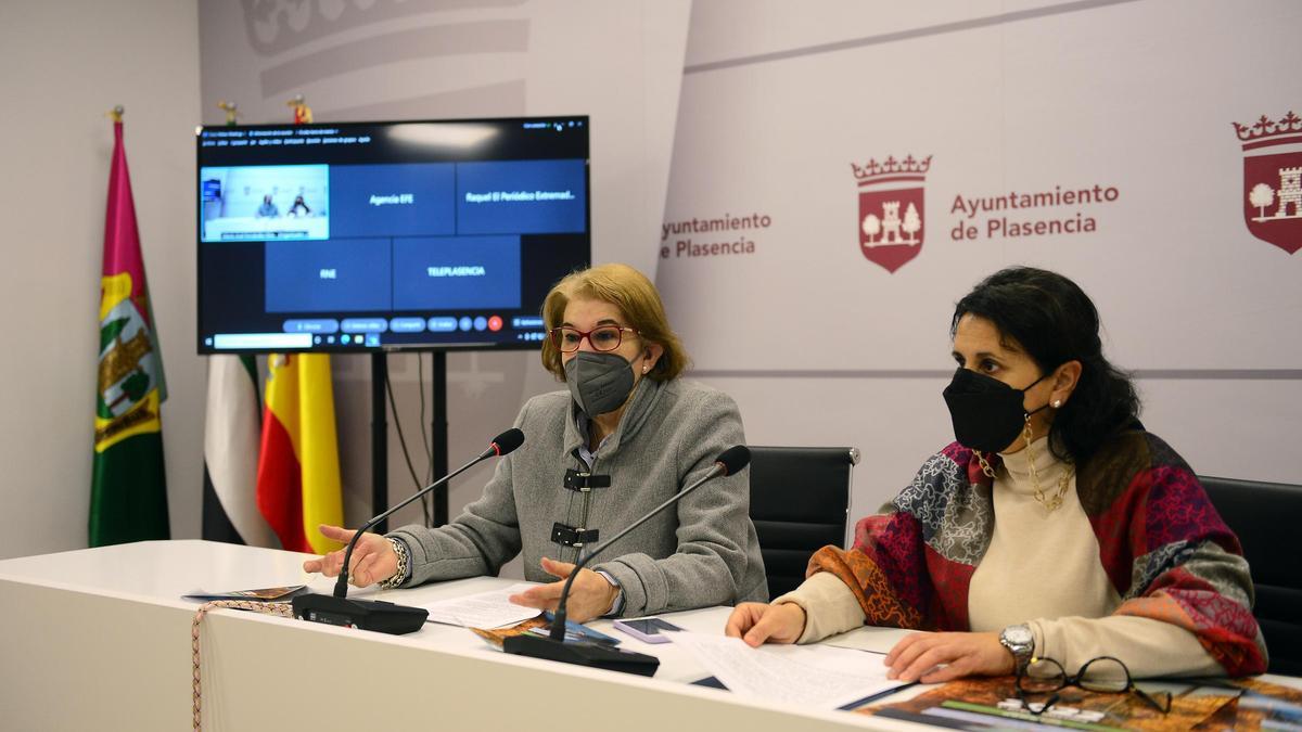 La edil (izquierda) y la directora de la universidad popular presentan los cursos.