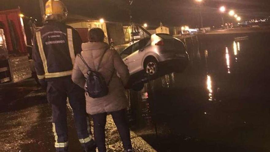 Momento en que sacan el coche del agua. // Protección Civil Rianxo