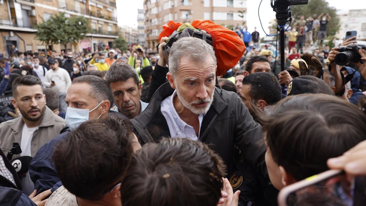 Insultos y lanzamiento de barro a la comitiva de los reyes al llegar al centro de Paiporta