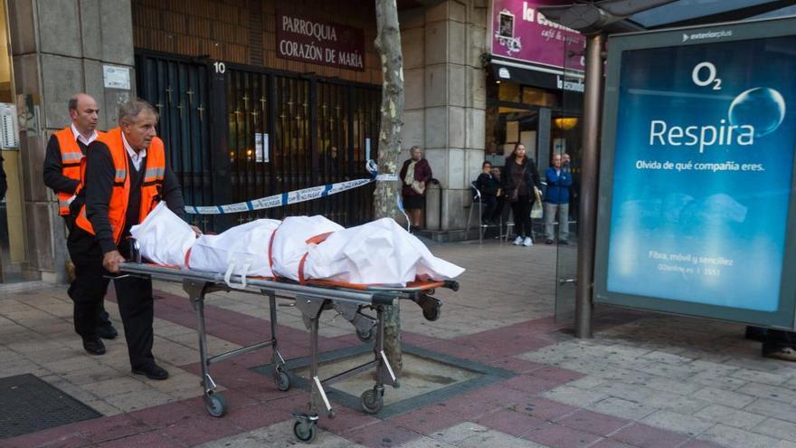 Momento en el que sacan el cadáver de la mujer hallado en el domicilio de la plaza Circular de Valladolid.