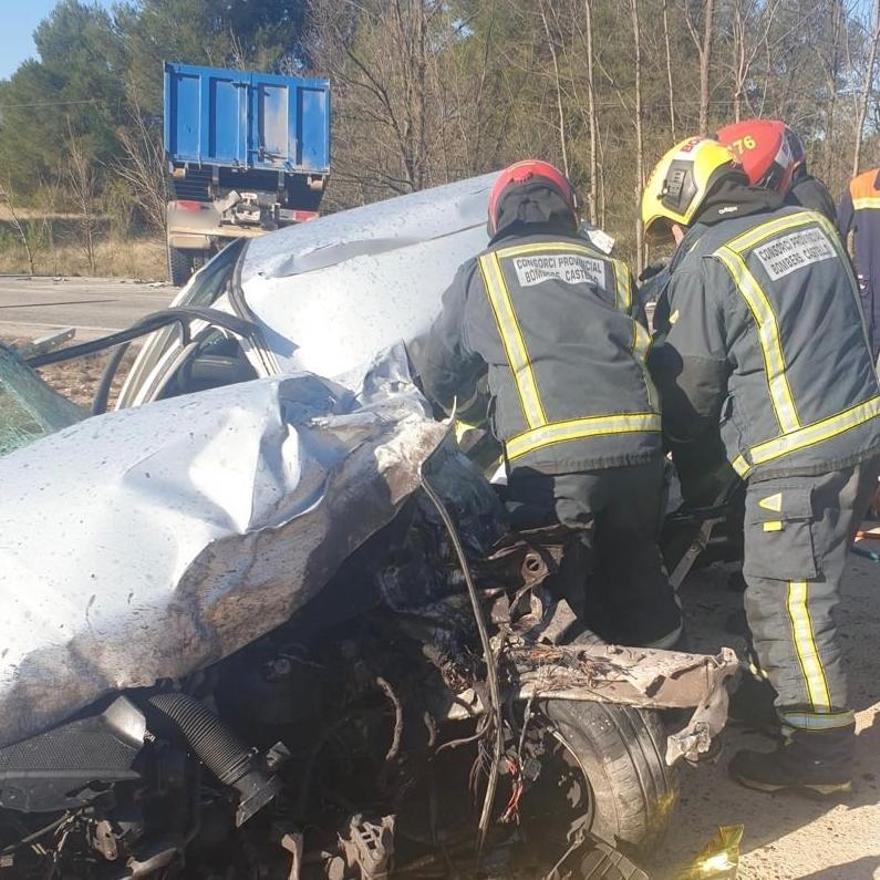 Los bomberos trabajando en la excarcelación del cuerpo