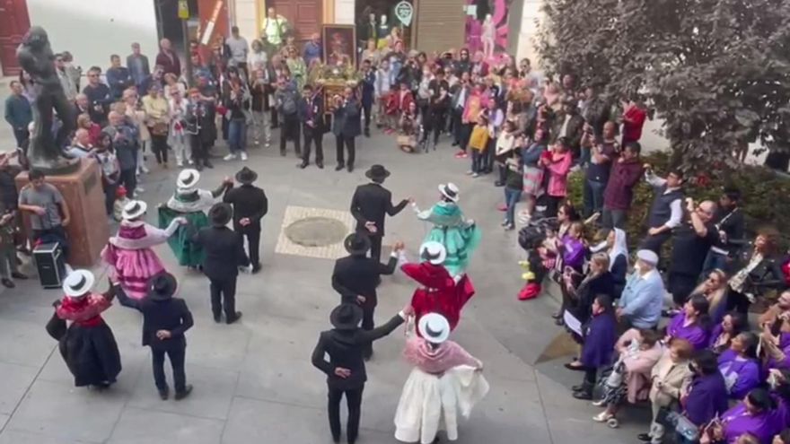 VÍDEO | Los peruanos de Zamora honran al Celebración peruana en honor al Señor de los Milagros