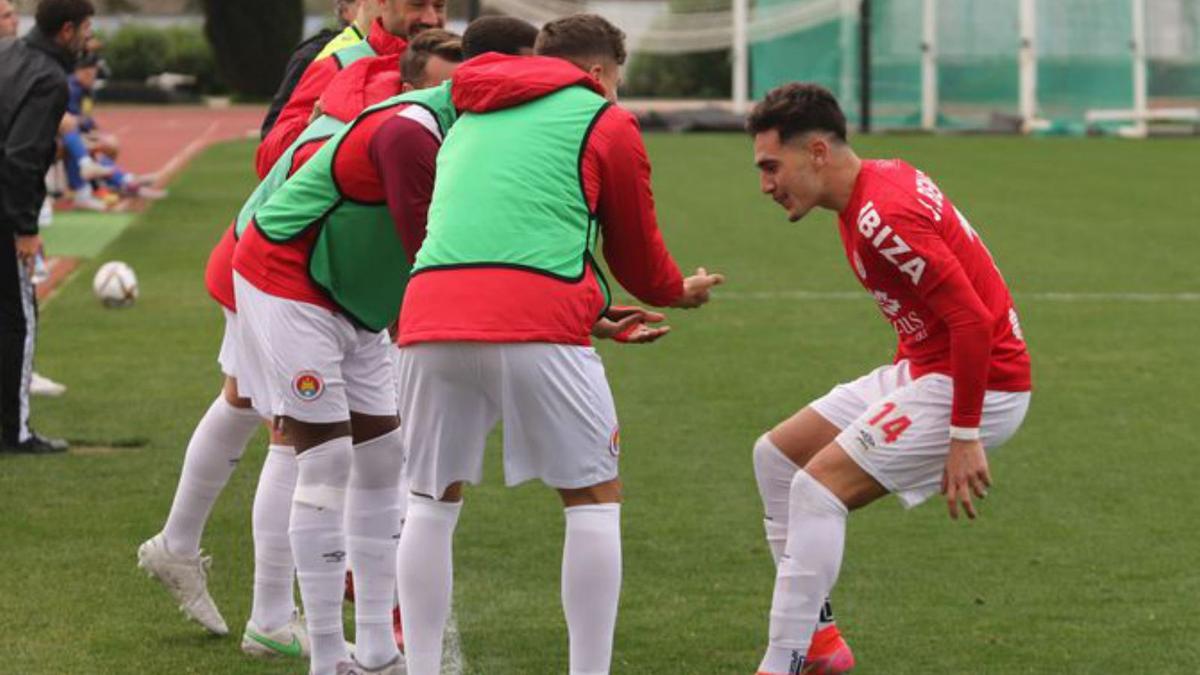 Bengoechea festeja con el banquillo uno de sus goles.