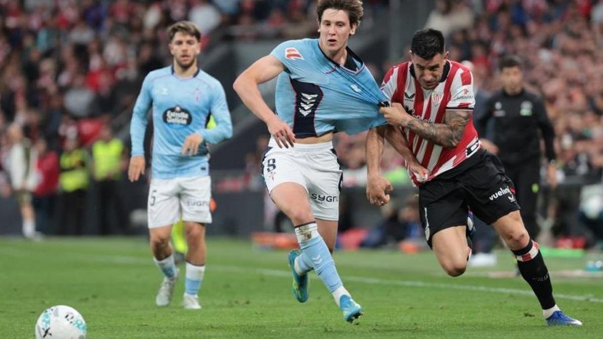 Fer López es sujetado por Yuri en un partido en San Mamés.