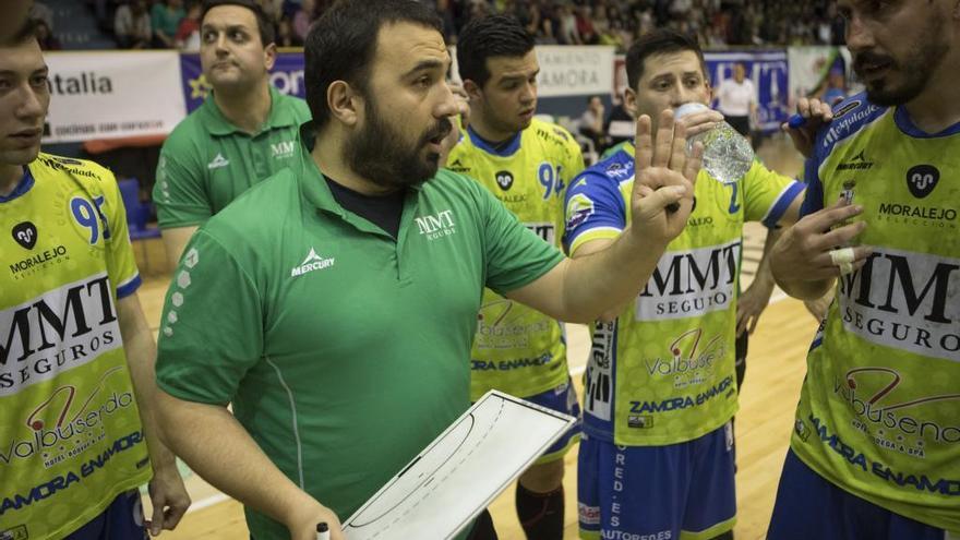 Leo Álvarez, entrenador del MMT, da instrucciones a sus jugadores.
