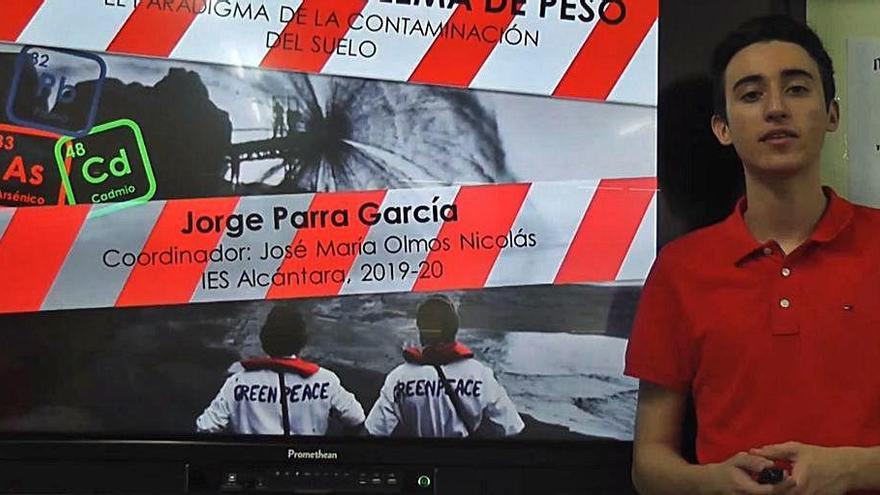 Jorge Parra posa junto a una proyección de su trabajo premiado.