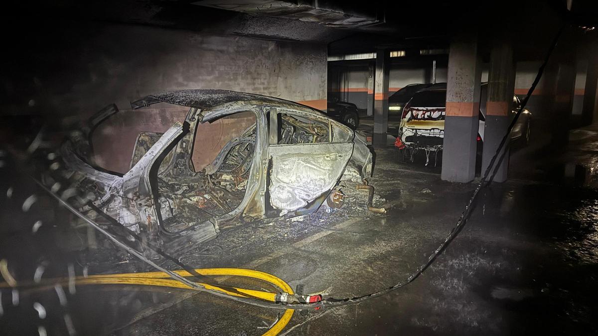 Un coche calcinado tras el incendio en un garaje de Colmenar Viejo.